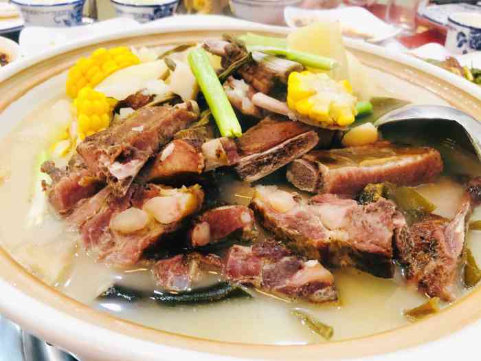 腊肉味咸鲜但是具有特殊的气味,现在用来打火锅的排骨一般比较不会