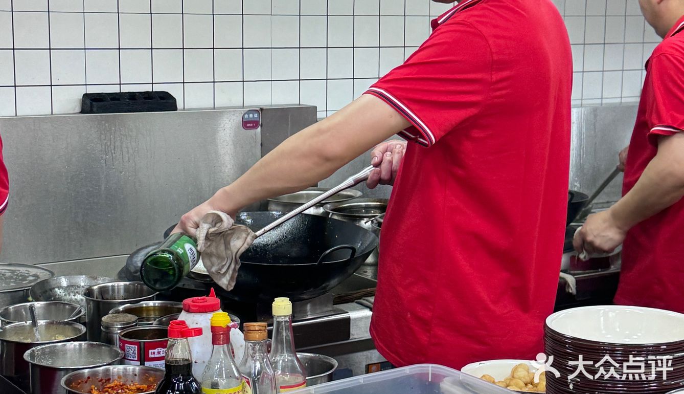 去饭店吃饭，朋友以为我去吃席了