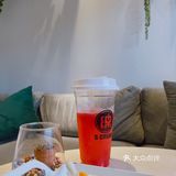 我邻桌的两个姑娘,拿着相机不停地拍拍拍拍拍,拍对方