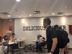 -麦当劳(上海虹桥站30B检票口楼上)