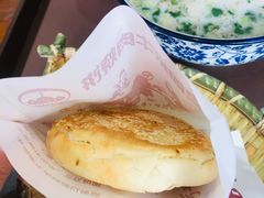 芝麻烧饼-穆得·老周家牛肉烧饼(普利街店)