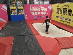 -嗨马乐动室内潮玩运动·团建·轰趴·桌游(南丰汇店)