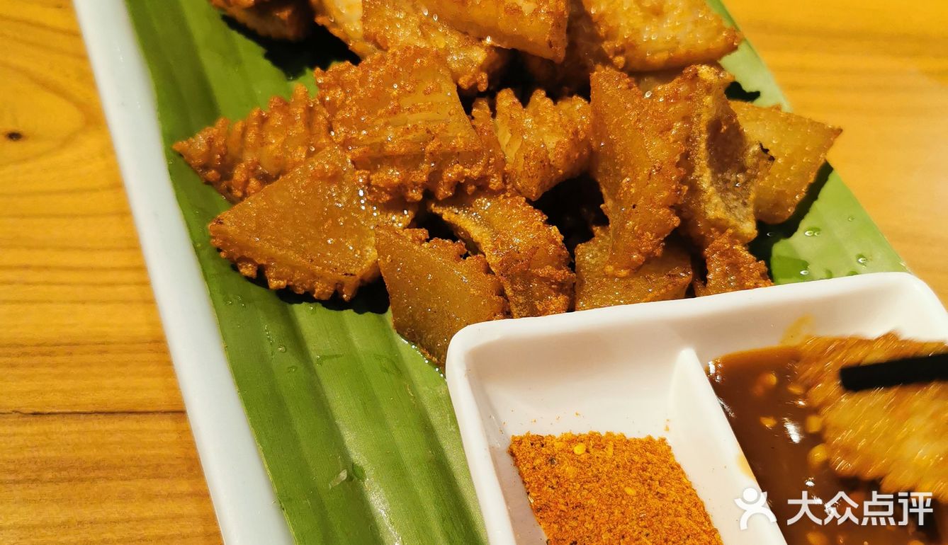 强推他们家的烤五花肉,香茅草烤鱼,完全无法拒绝的美味