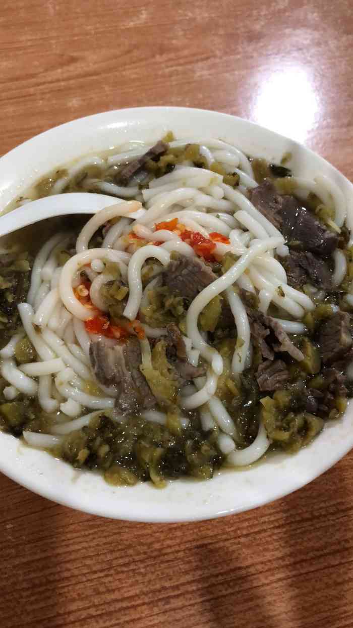 打分 点了份酸菜牛肉水粉,超喜欢这种软糯的粉,店里的辣椒酱非常好吃