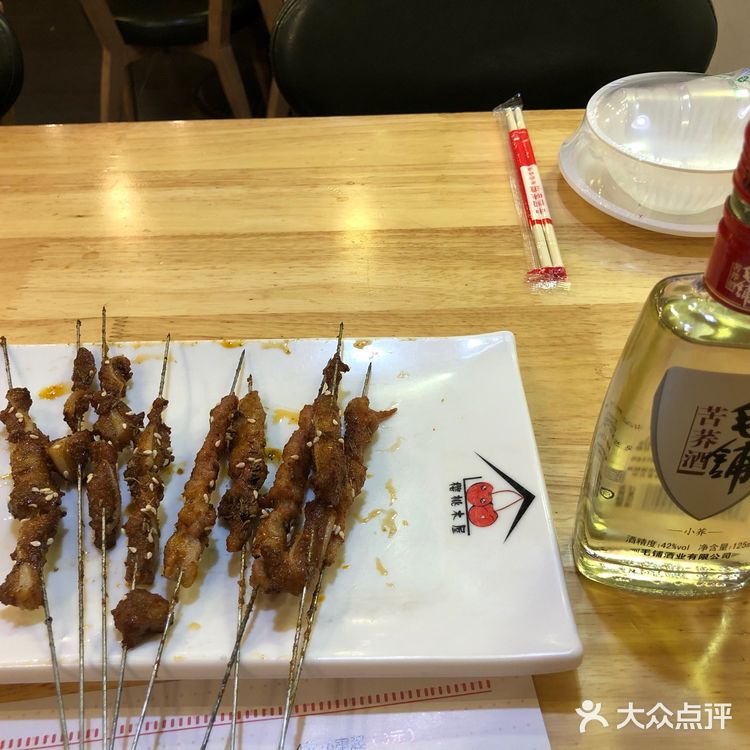 夏氏砂锅斜对面，很容易找