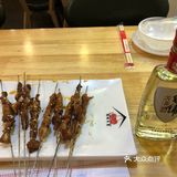 夏氏砂锅斜对面，很容易找