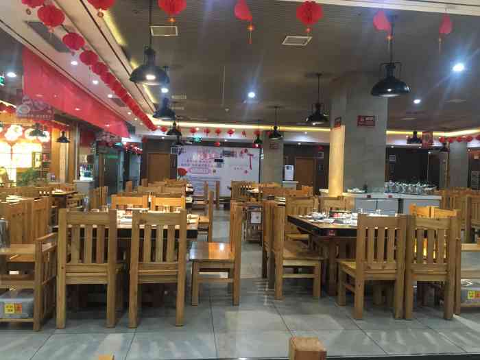 渝码头毛肚火锅(卧龙店)-"第一,进门到大厅后,给顾客的感觉就是敞亮.