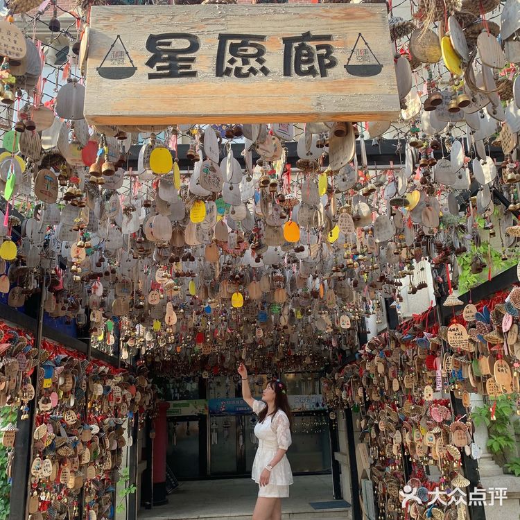 夏天来了，和心爱的人去威尼斯水城划船吃海鲜吧