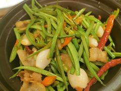 豆角丝炒五花肉-云海肴·汽锅鸡·云南菜(广安门天虹店)