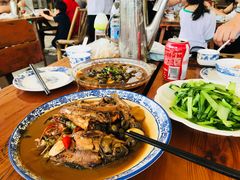 红烧野生小杂鱼-灶头屋里