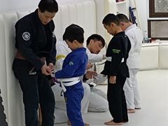 -菠萝格斗巴西柔术训练馆