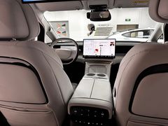 -小鹏汽车(上海静安大融城店)