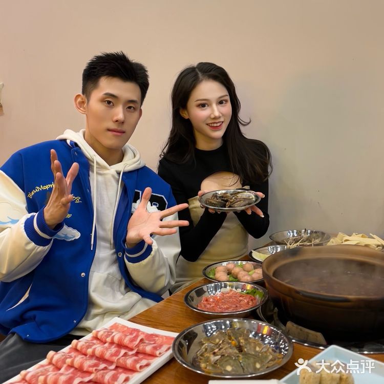 瓦小灶老火锅|一家海鲜吃到嘴里还在弹的炭火火锅店