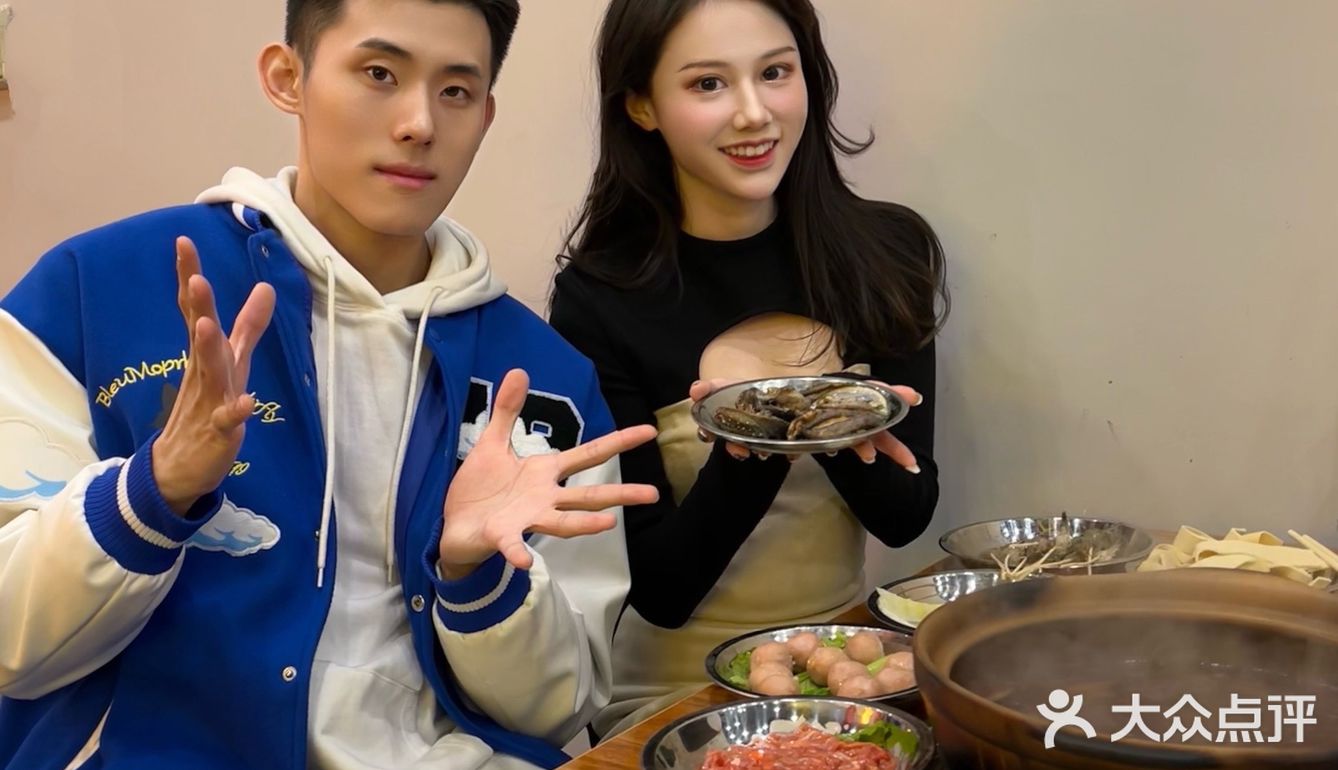 瓦小灶老火锅｜一家海鲜吃到嘴里还在弹的炭火火锅店