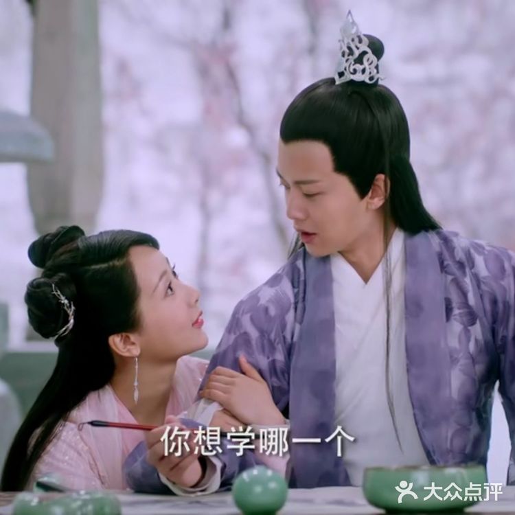 浪漫的雨中漫步，甜蜜的额头吻