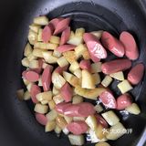 下火火腿肠继续煎一会 加入生抽，孜然粉