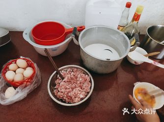 家庭肠粉啦！ 材料:肉沫，生菜，地瓜粉，黏米粉