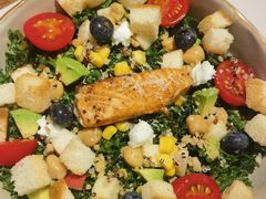 香煎三文鱼羽衣甘蓝沙拉-一沙一城·岩烤牛扒(深圳首店)