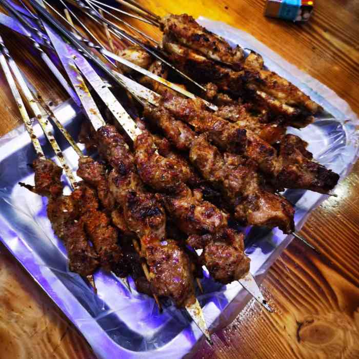 新疆阿凡提烧烤(大港店)-"[薄荷]环境:晚上10点多钟去的,下着.