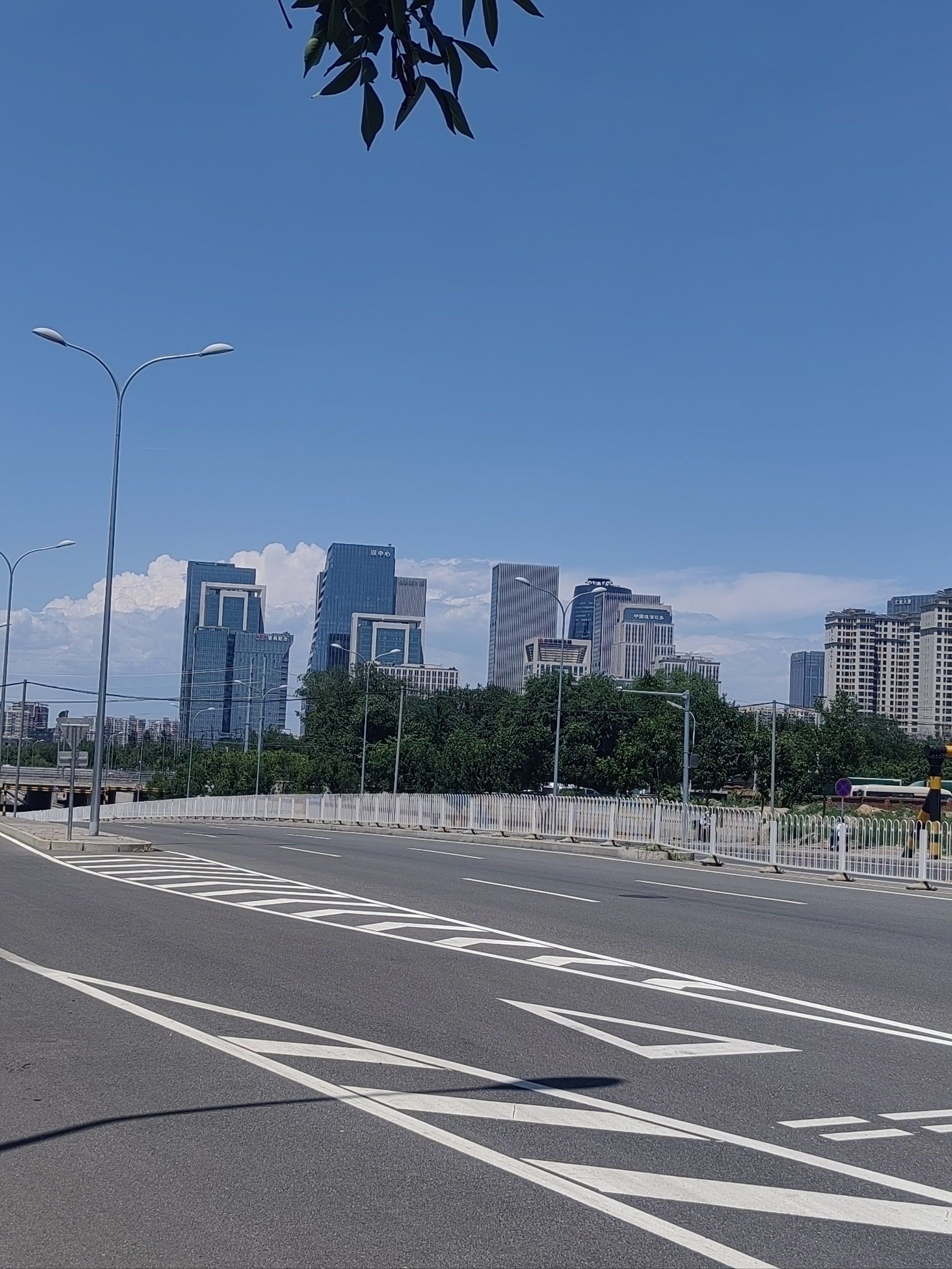 随手拍 北京的早晨万里无云的阳光下,人少车少空气新鲜