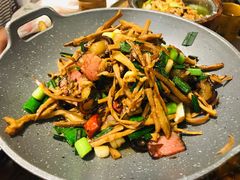 腊肉干煸茶树菇-吴氏老妈·23年家常菜(古城店)