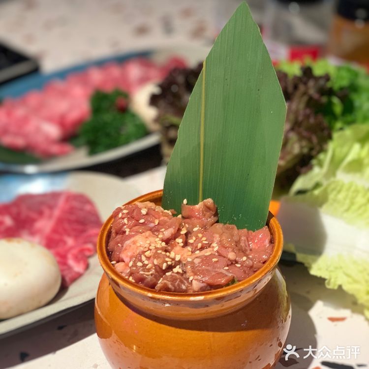 环境： 来自韩国首尔的烤肉果然不一样，装修的是夜店风