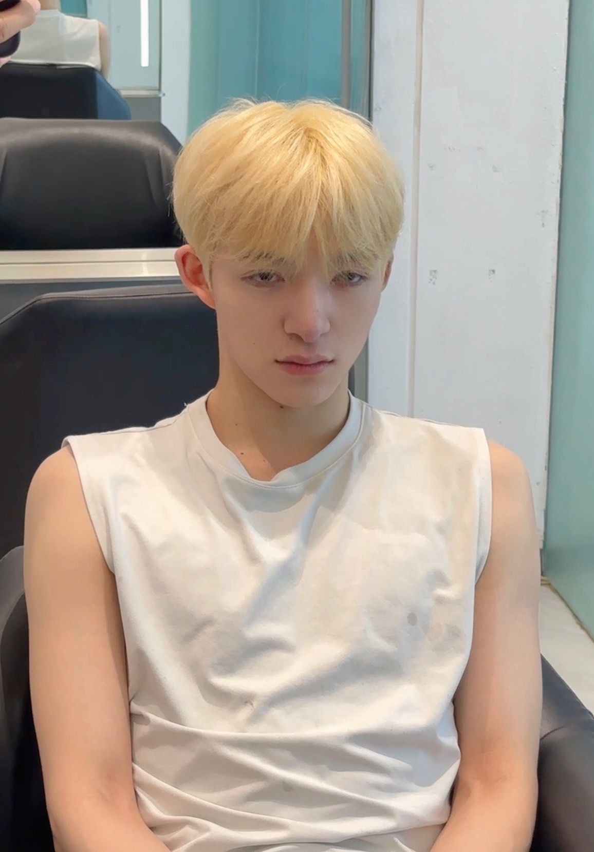 今年男生染什么色?混血风极浅沙金色