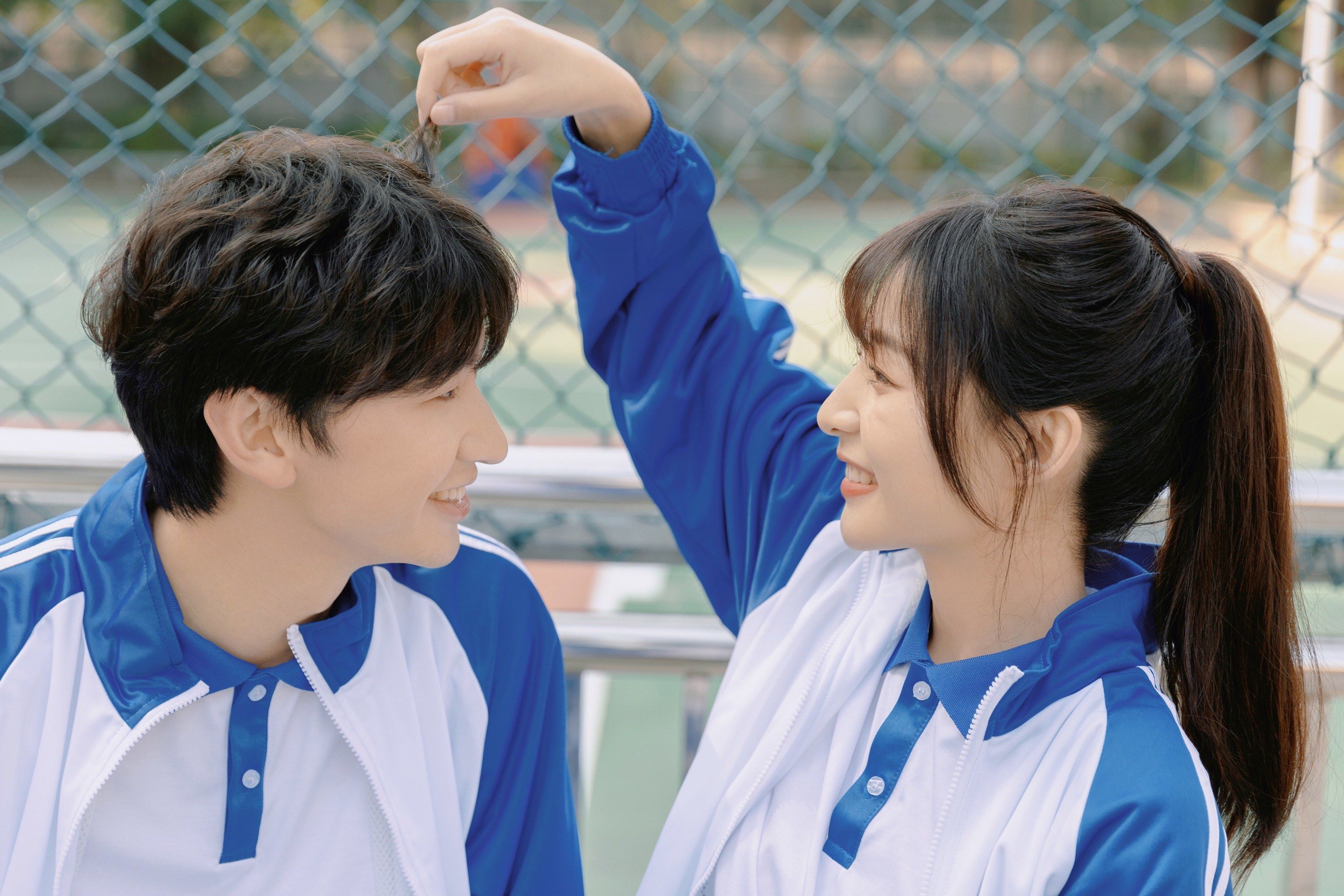 和别人不一样的校服海景婚纱照