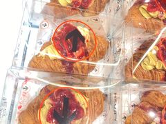 法式树莓开心果可颂-HOT CRUSH趁热集合·现烤面包(环球港店)