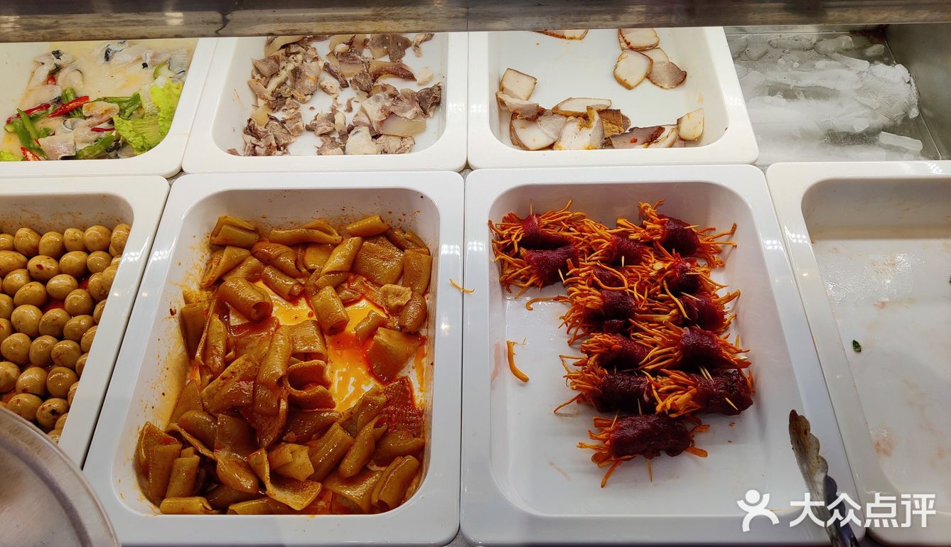 这家店位置在凯德广场负一楼，店面挺干净的
