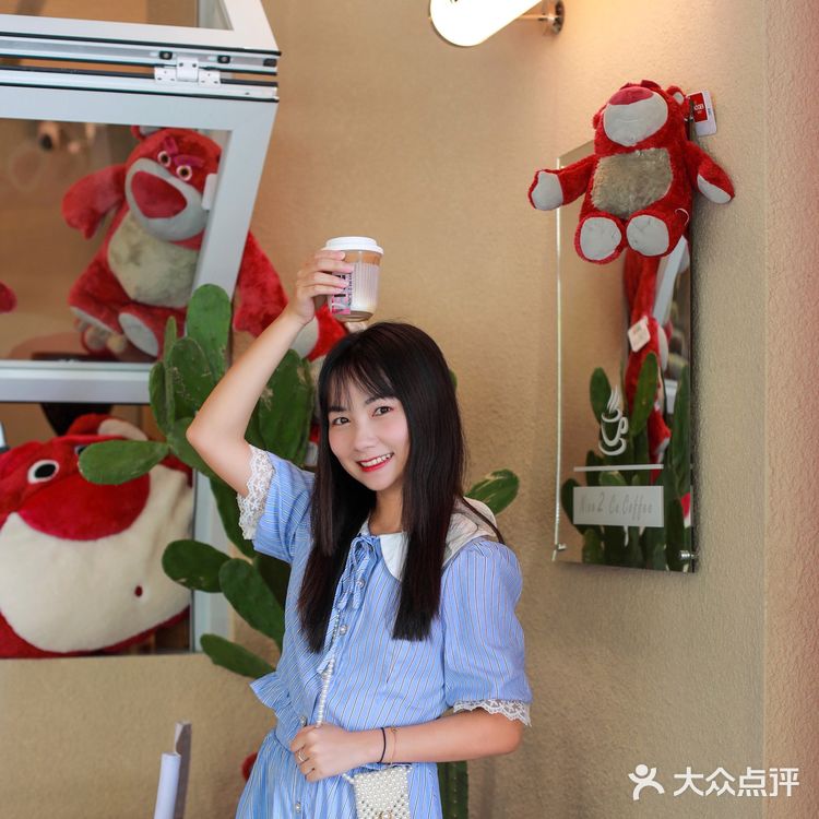 海口首家草莓熊包围的咖啡店