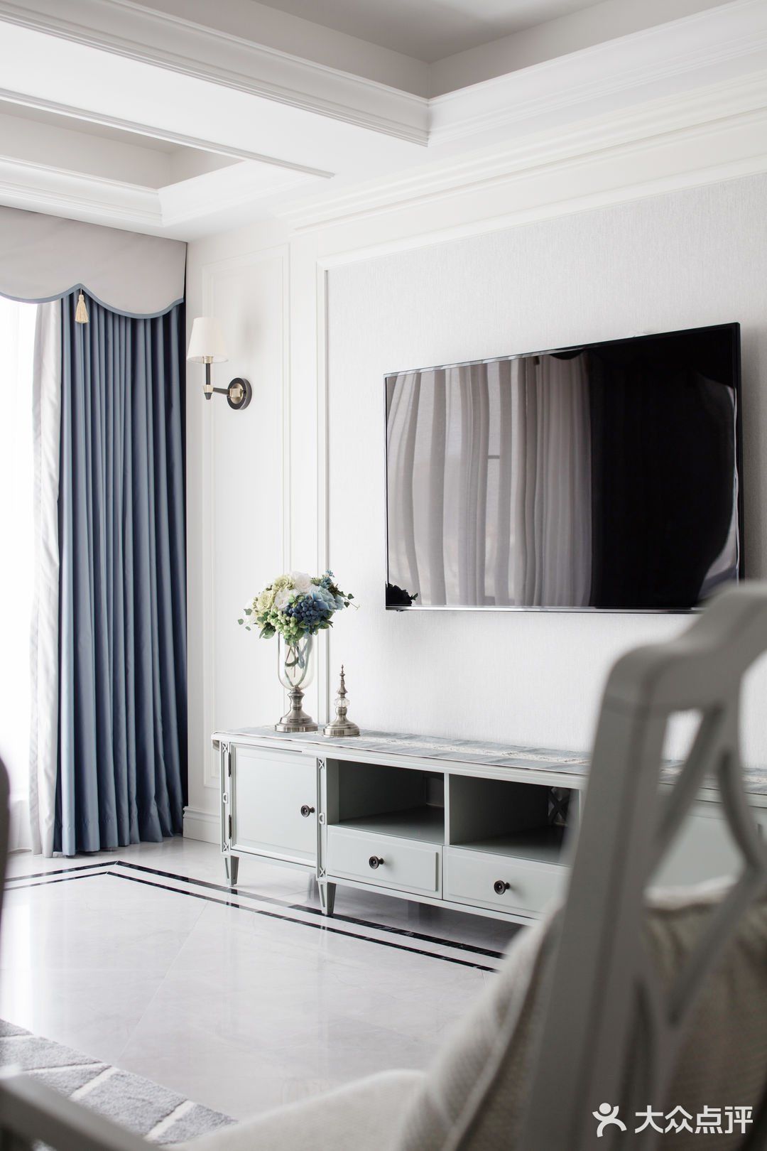 客厅以灰色为基调蓝灰色的内敛朦胧低调