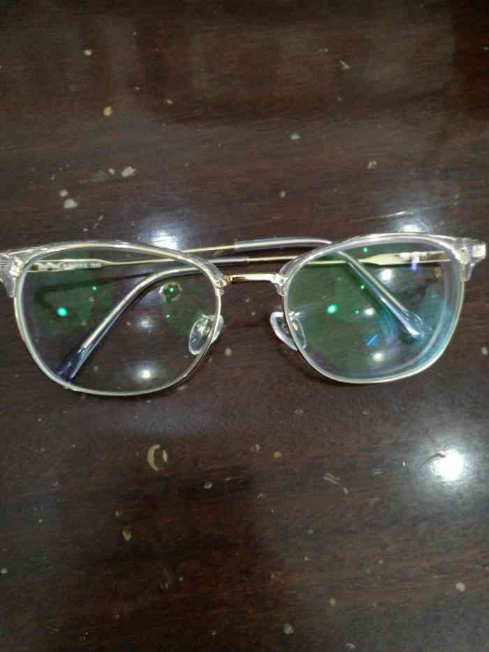 日月明眼镜店(鼓浪路店)-"带自己的聋哑朋友去配的眼镜,店里的小姐姐.