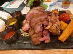 慕尼黑风味脆皮猪肘-蜜桃花开·中西融合菜E&W(南长街店)