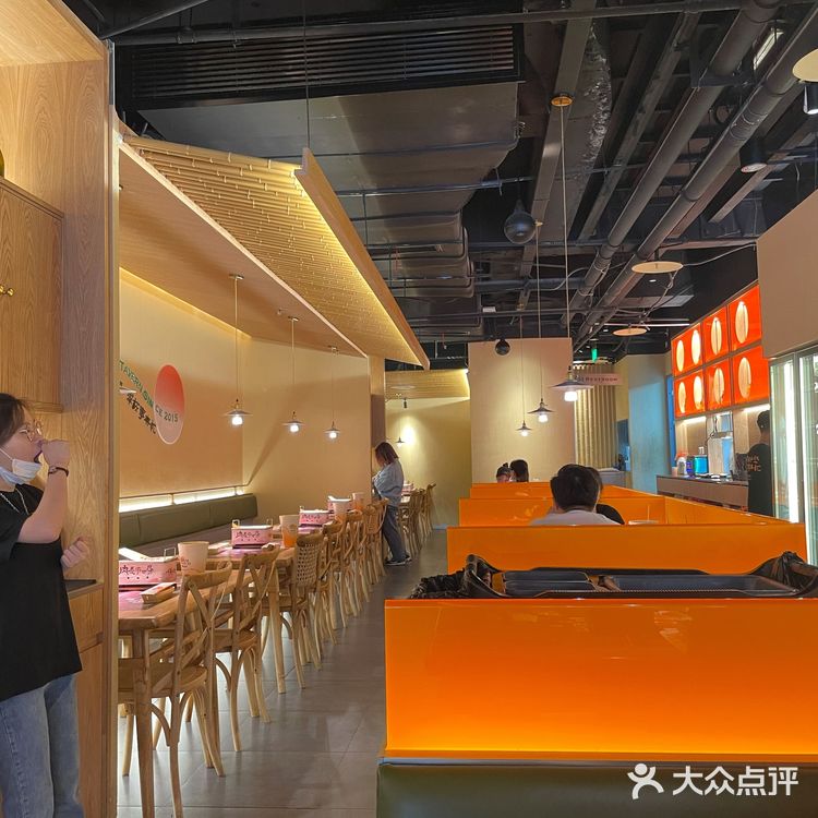 好像是新开的店，看着门面挺喜欢，跟朋友一起来吃一下