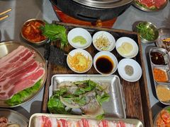 -围炉肉舍•炭烤活鳗•丹东海鲜烤肉(步行街店)