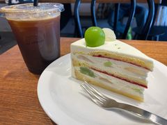 葡萄树莓酱奶油蛋糕-black rainbow coffee
