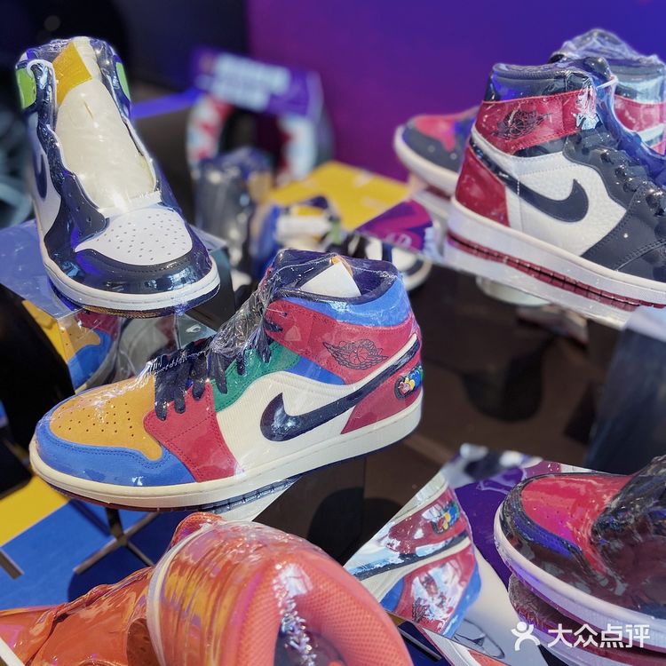 中山首家｜奔驰x潮鞋展厅！官方奔驰体验店！