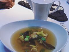 鸡肉清汤搭配烟熏鸡胸，毛豆及云吞-AZUR聚(香格里拉饭店)