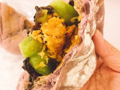 血糯米蛋黄肉松青团欧包-风车面包
