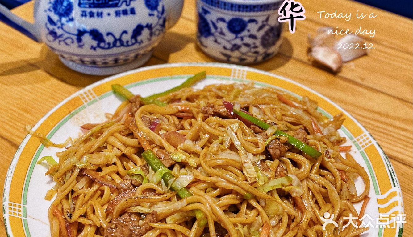 大冷天儿来碗热乎乎的拉面别提多得劲儿了～肉串也够香！