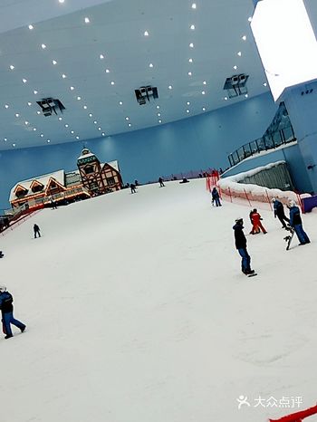 衣服，滑雪板，鞋子，手套都是可以租到