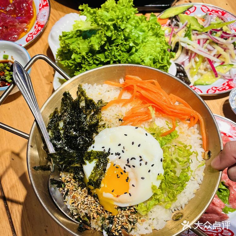 有套餐肉菜都有了，双人套餐才几十块 四荤四素吃得很爽
