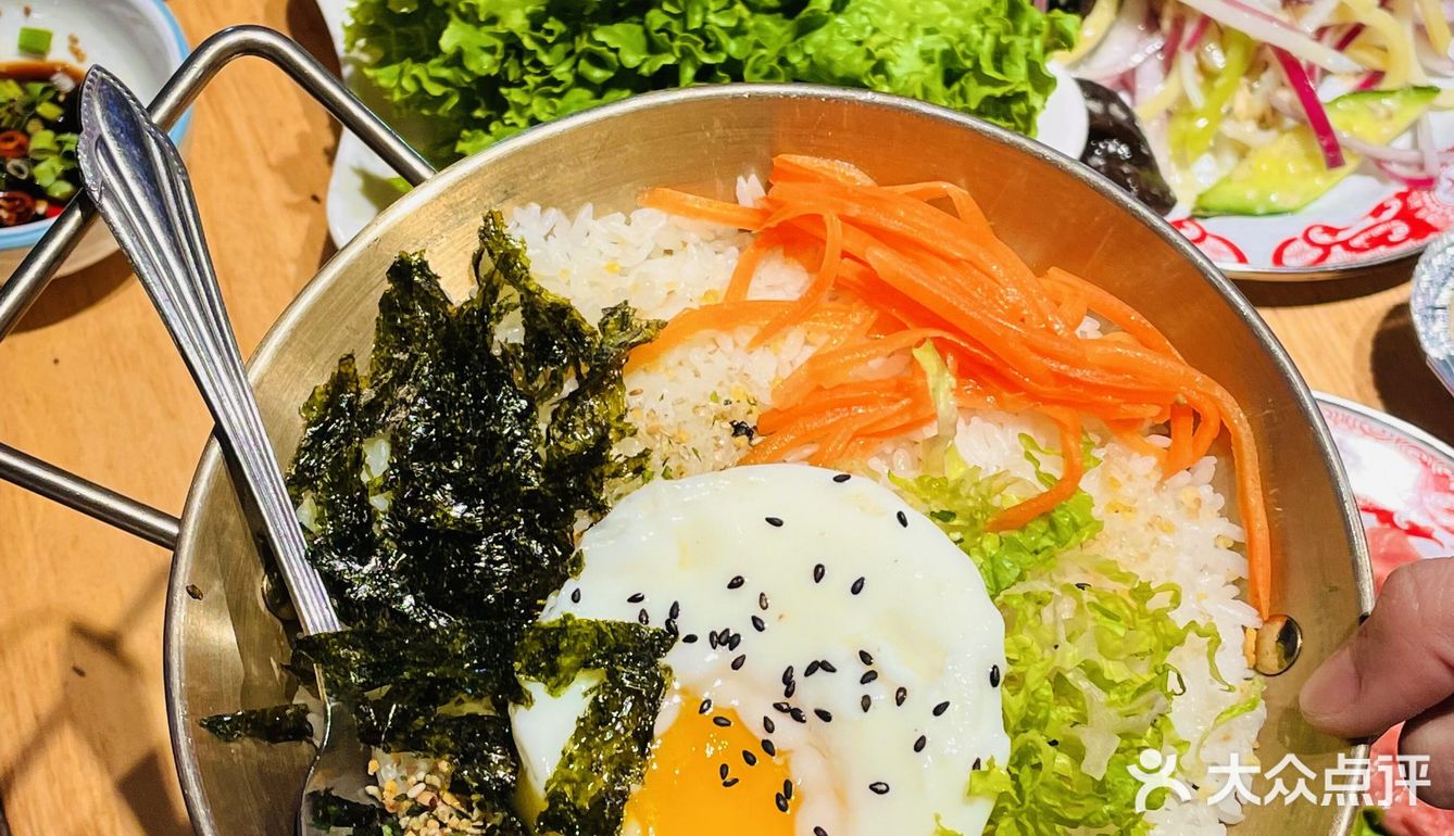 有套餐肉菜都有了，双人套餐才几十块 四荤四素吃得很爽