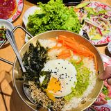有套餐肉菜都有了，双人套餐才几十块 四荤四素吃得很爽