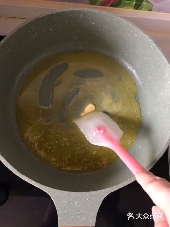 今天尝试了一下自己制作雪花️酥，超级简单