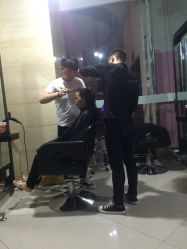 点击看大图 这个白色衣服发型师真是差到极致了-西克造型美发连锁