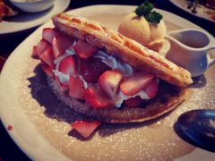 草莓松饼-ROAST coffee & eatery