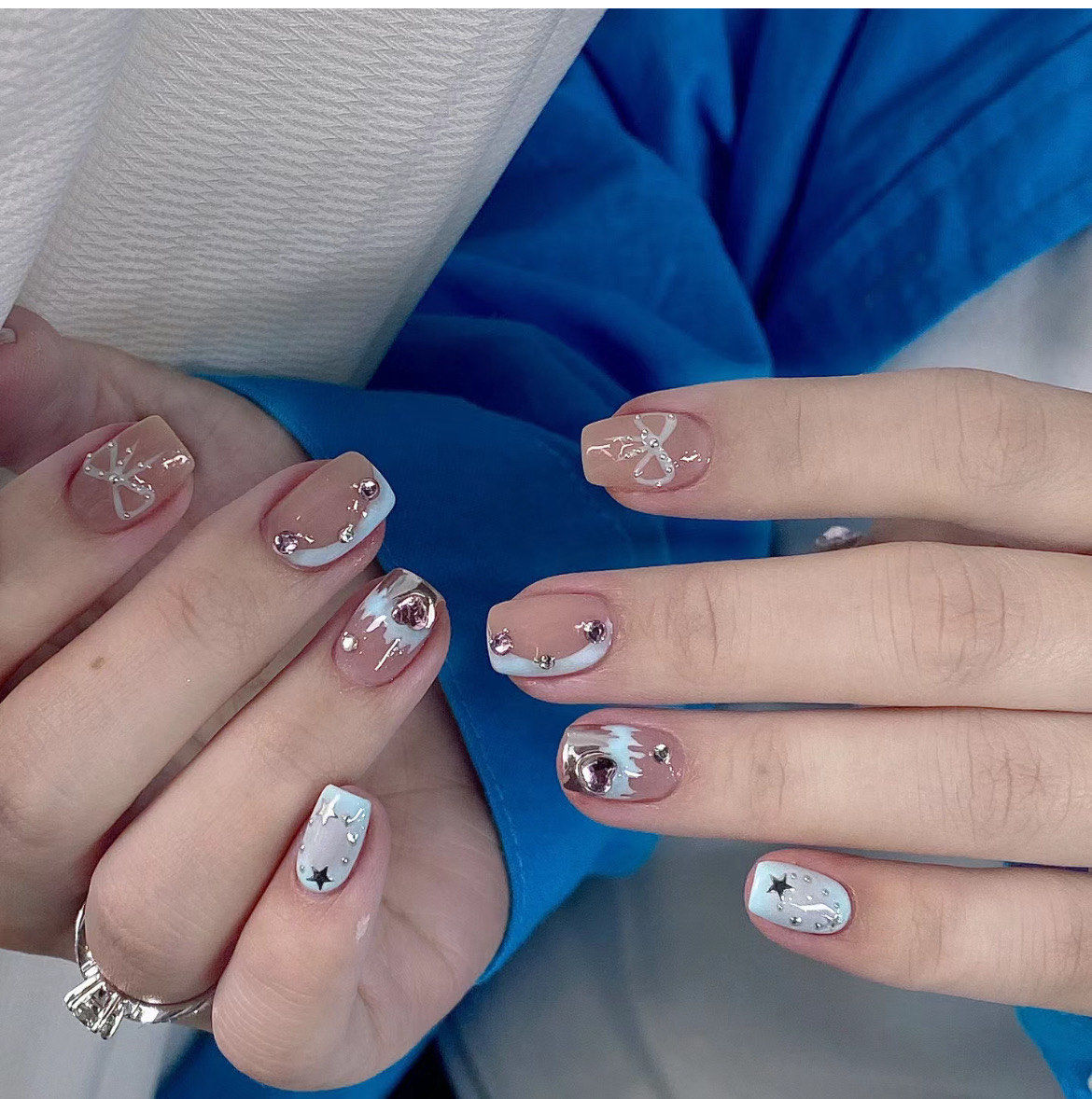 夏日必做蓝色美甲