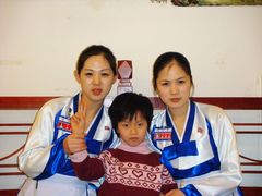 女儿与服务员合影-平壤馆(西塔街店)